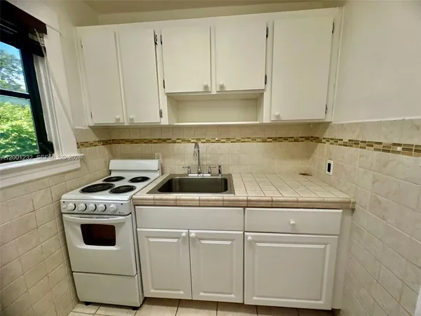 $2,000 | 3712 Anderson Road, Unit 3, Coral Gables, FL 33134