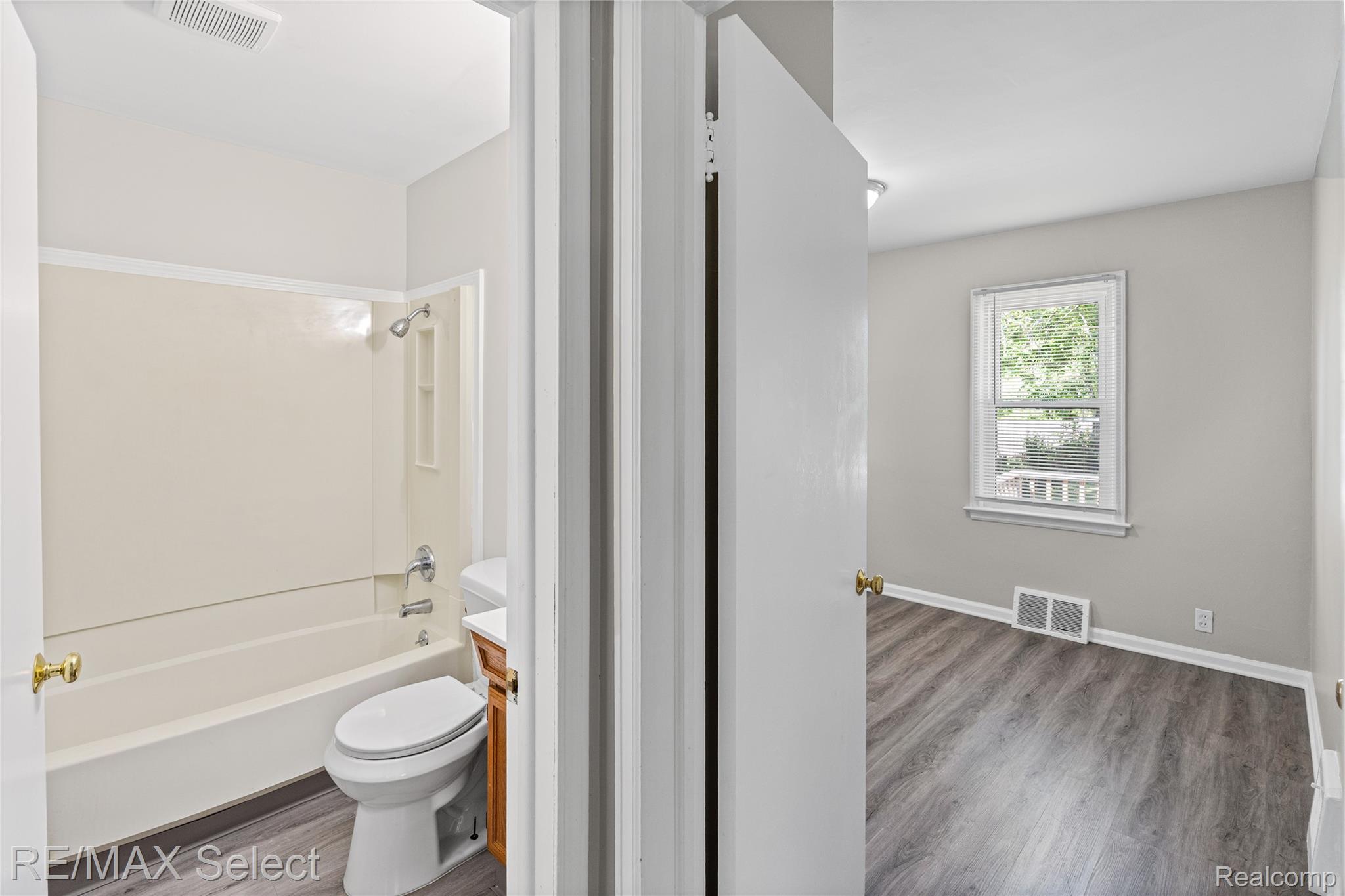 4305 Pengelly Road Flint, MI 48507 - Photo 20 of 36 4305 Pengelly Rd 22.jpg