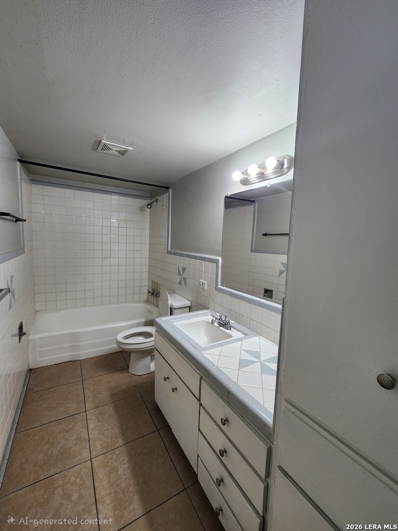 615 Vance Jackson Road, Unit 204 San Antonio, TX 78201 - Photo 10 of 14 a bathroom with a sink a bathtub and a mirror