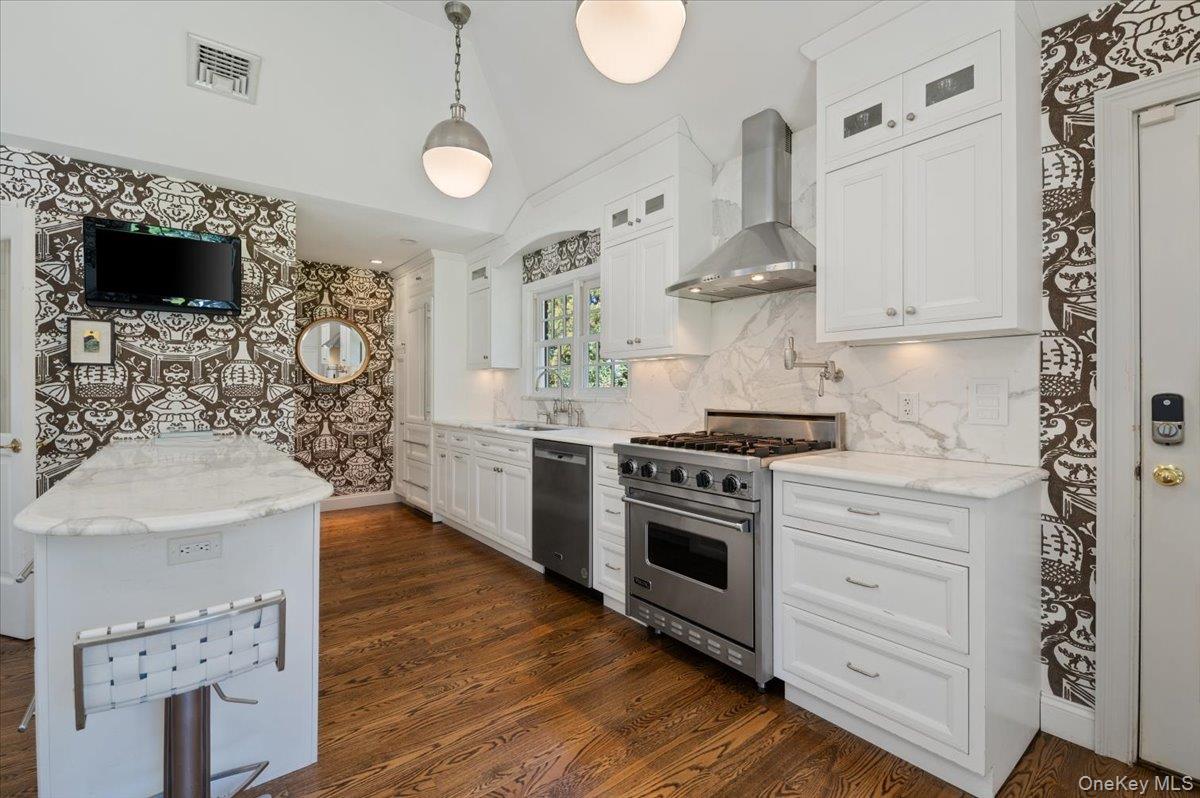 516 Centre Island Road Centre Island, NY 11771 - Photo 18 of 41 a kitchen with stainless steel appliances a stove a sink and a flat screen tv
