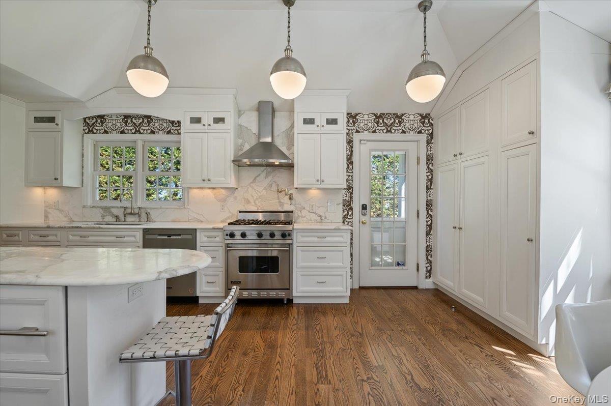 516 Centre Island Road Centre Island, NY 11771 - Photo 19 of 41 a kitchen with stainless steel appliances a stove a refrigerator and a wooden floor