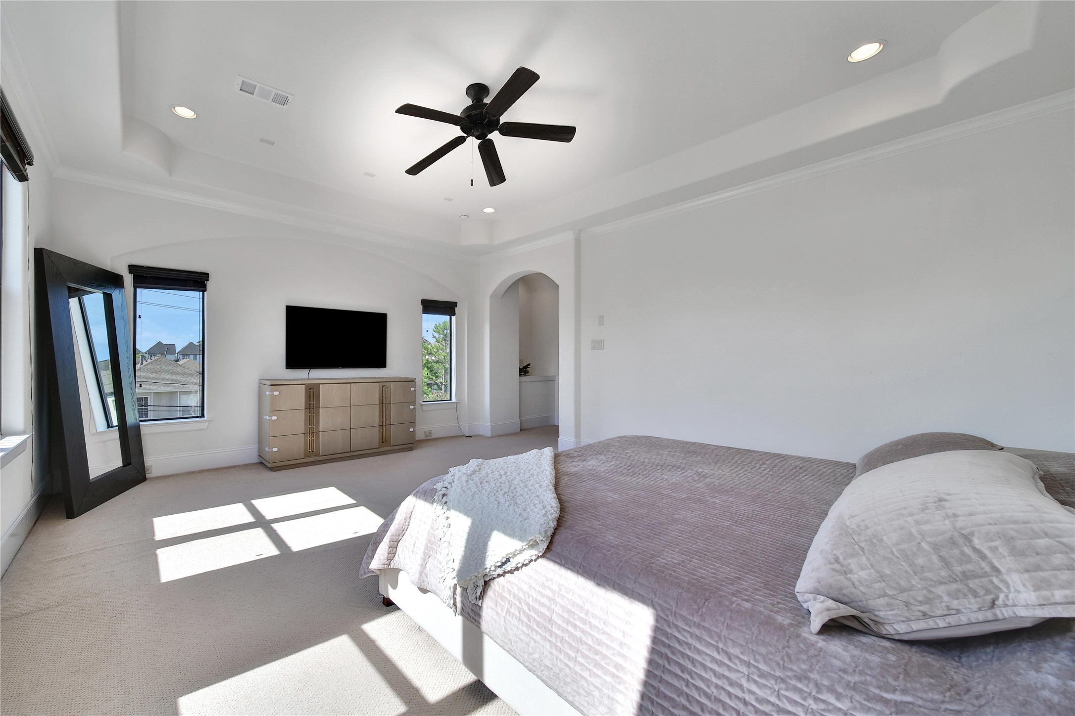 2301 Couch Street Houston, TX 77008 - Photo 19 of 22 a living room with furniture and a flat screen tv