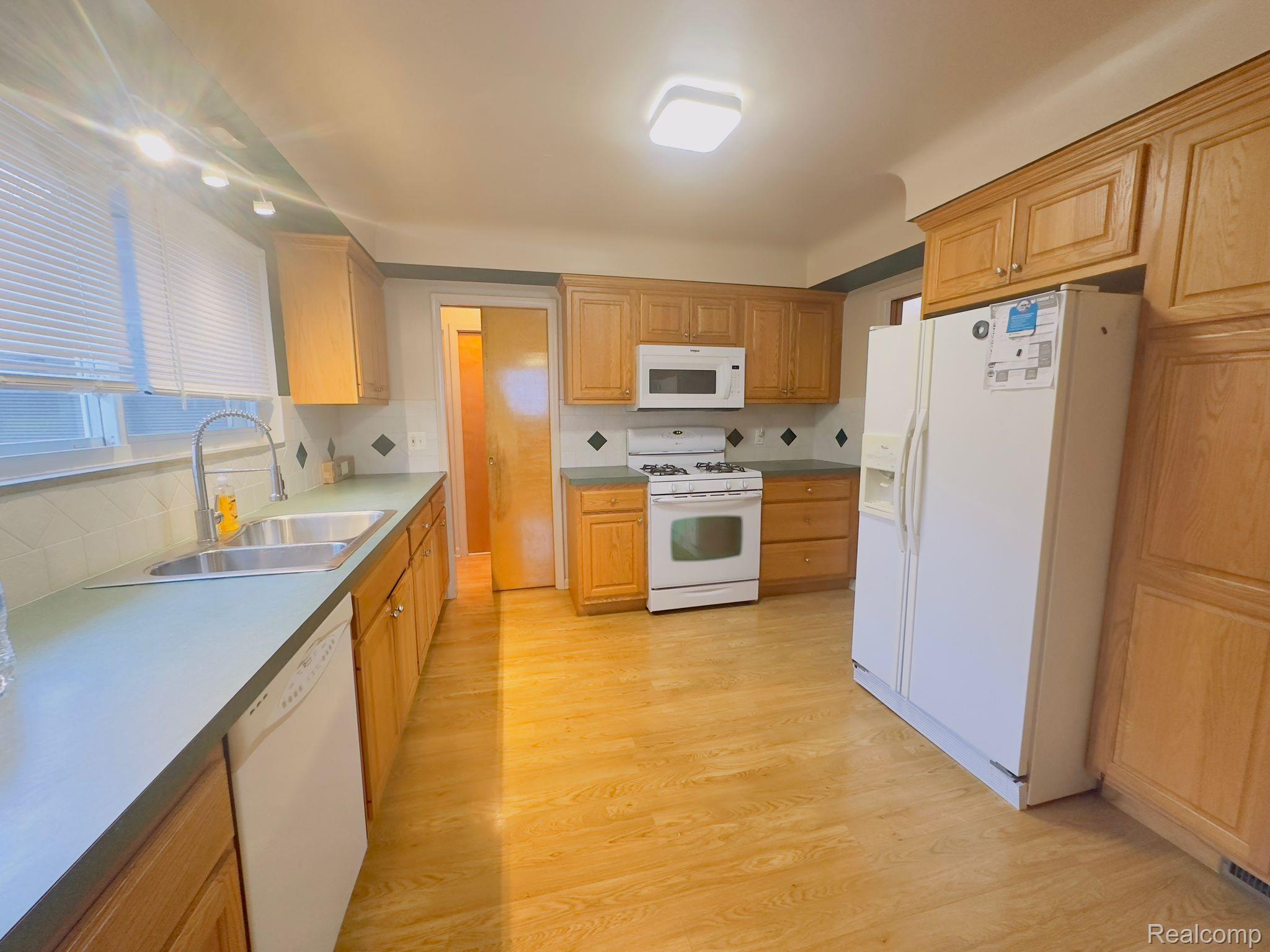 11463 East 11 Mile Road Warren, MI 48093 - Photo 10 of 32 Gallery Image 10