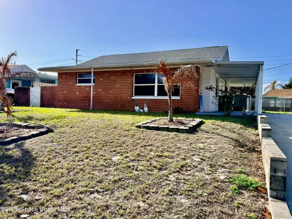 a view of a house with backyard