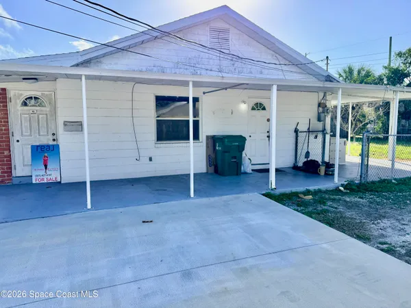 a view of a house with a backyard