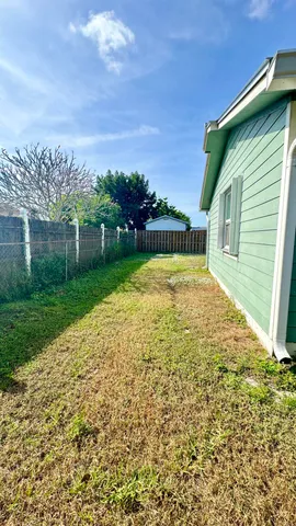 a view of back yard of the house