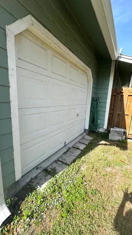 a view of a backyard