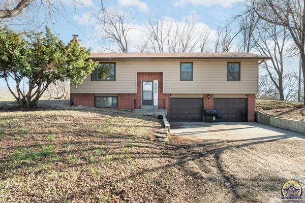 $219,900 | 672 Basswood Court, Meriden, KS 66512