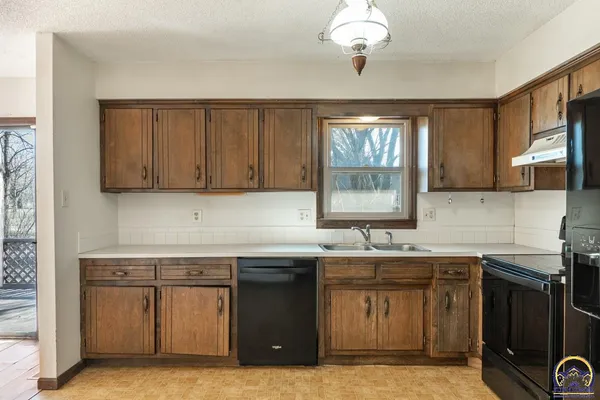 $219,900 | 672 Basswood Court, Meriden, KS 66512