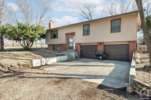 $219,900 | 672 Basswood Court, Meriden, KS 66512