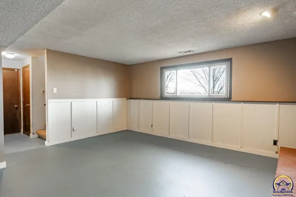$219,900 | 672 Basswood Court, Meriden, KS 66512