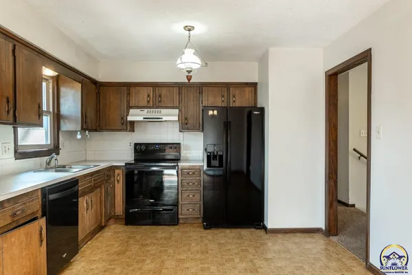 $219,900 | 672 Basswood Court, Meriden, KS 66512