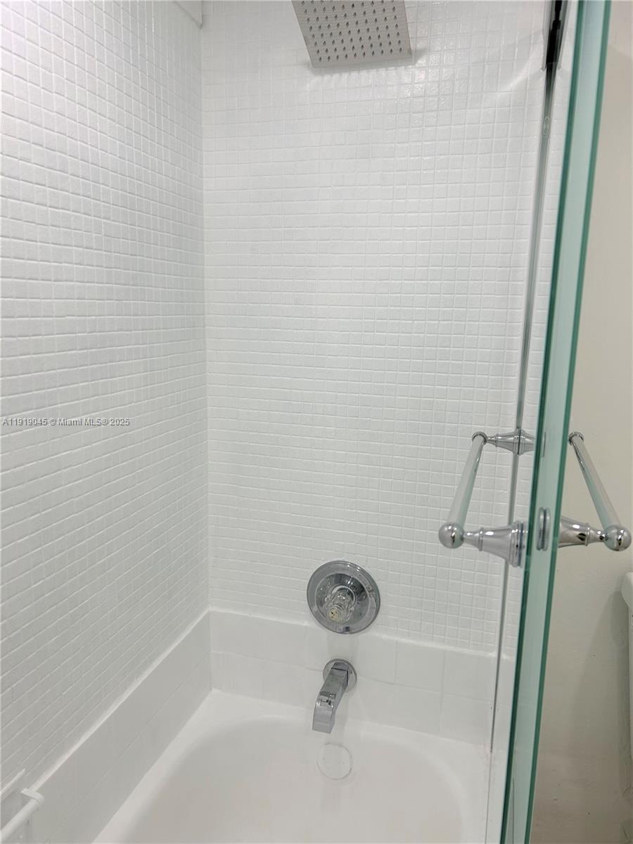 16919 North Bay Road, Unit 509 Sunny Isles Beach, FL 33160 - Photo 19 of 43 a bath tub sitting next to a white sink