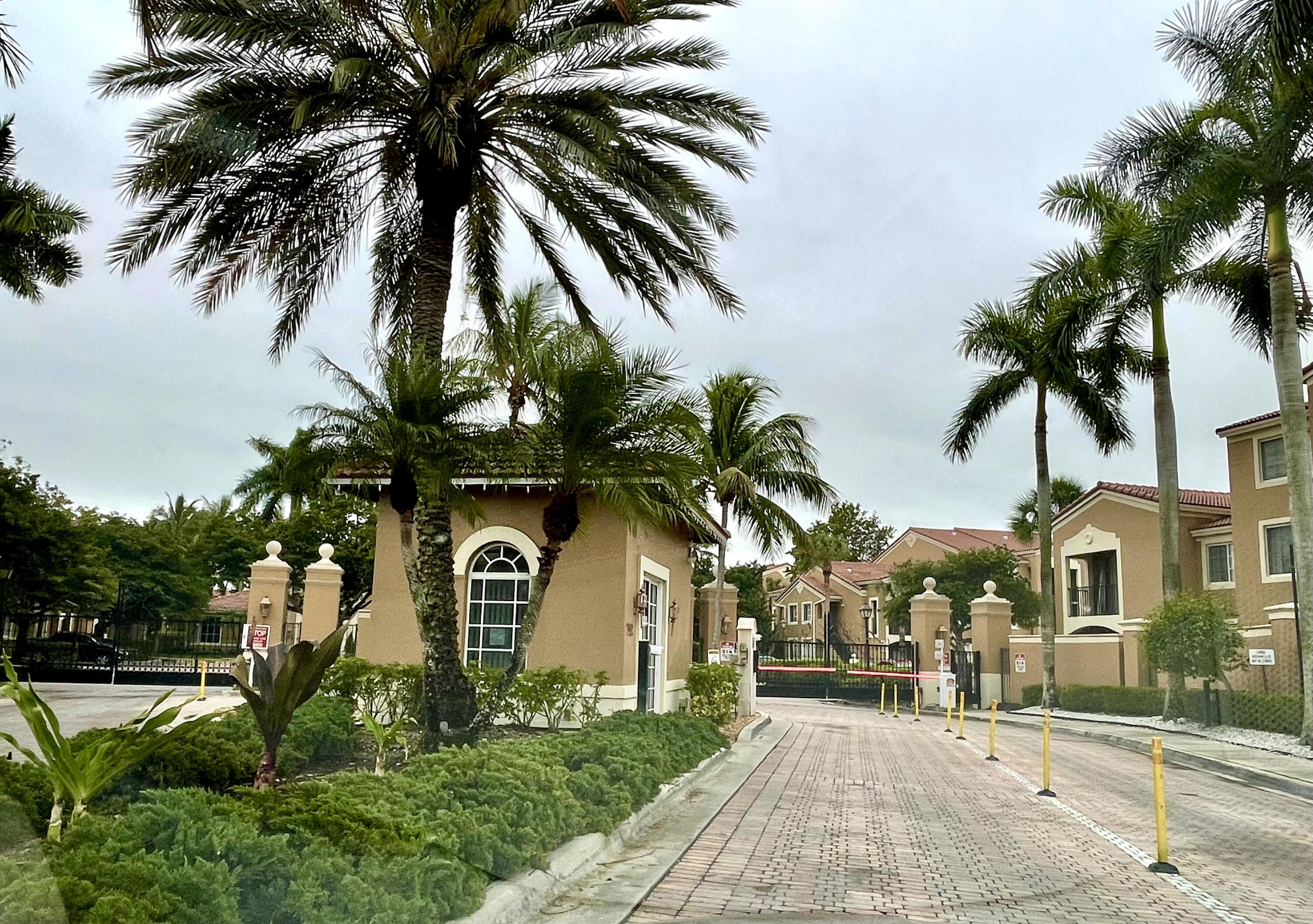 8010 North Nob Hill Road, Unit 106 Tamarac, FL 33321 - Photo 2 of 26 IMG_4272