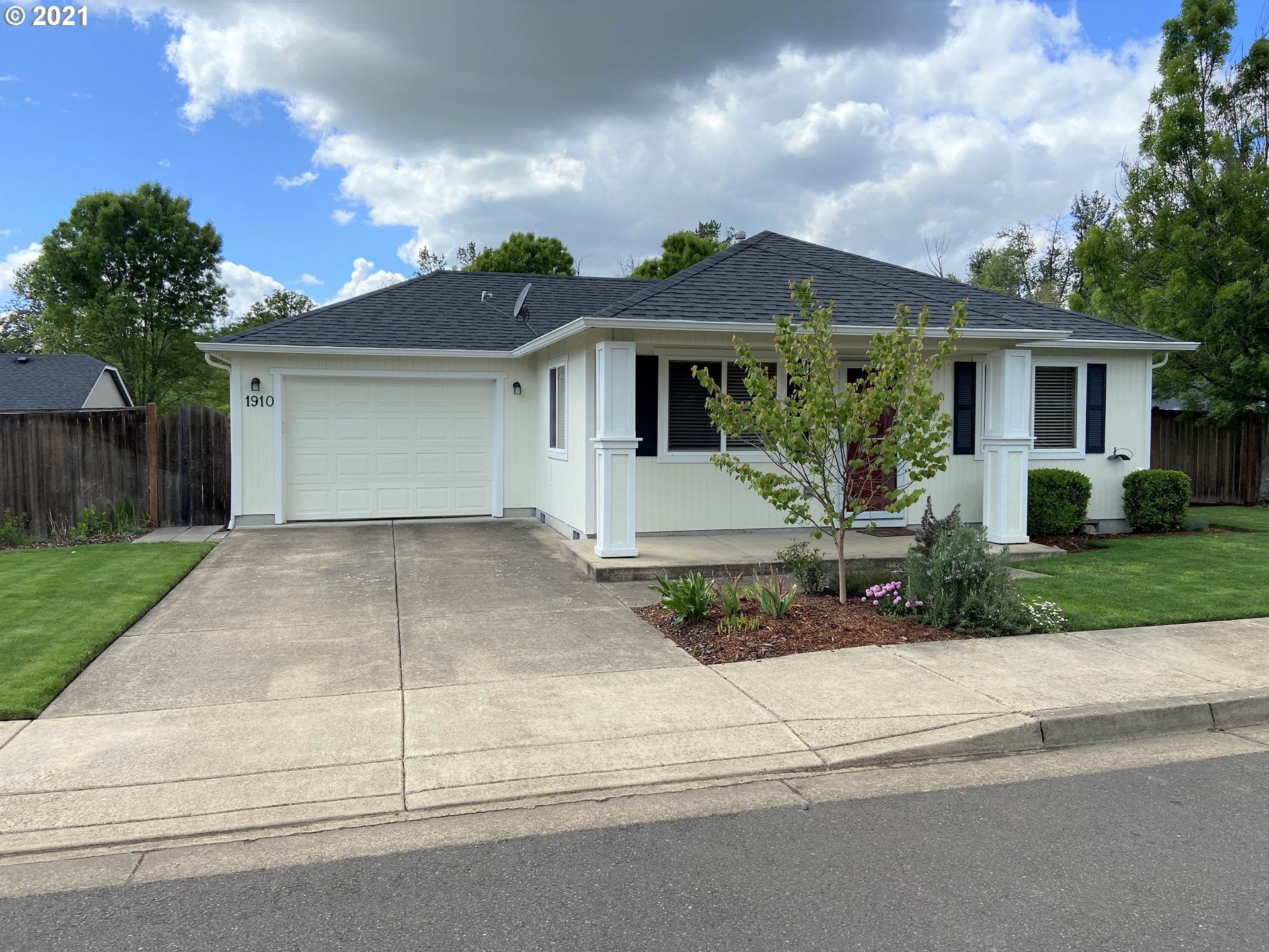 1910 South 57th Place Springfield, OR 97478 - Photo 1 of 16
