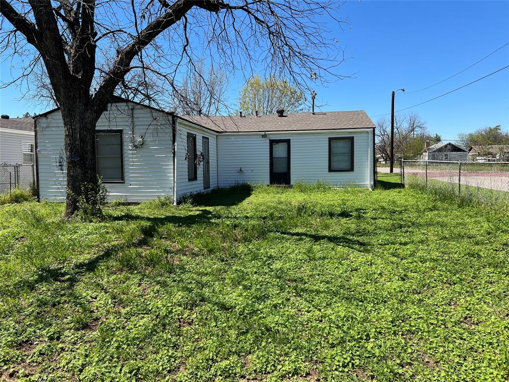 1401 Polk Street Wichita Falls, TX 76309 - Photo 19 of 29 a front view of a house with garden