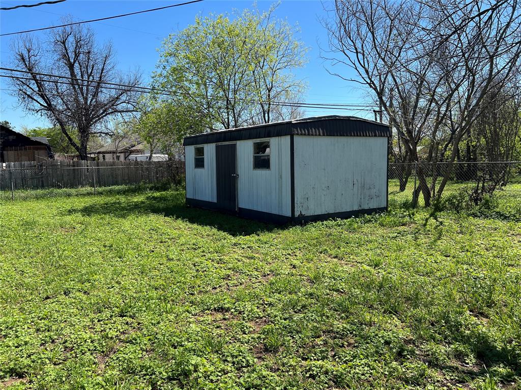 1401 Polk Street Wichita Falls, TX 76309 - Photo 21 of 29 a backyard of a house with lots of green space