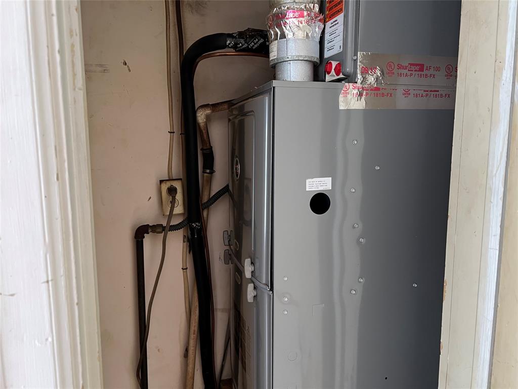 1401 Polk Street Wichita Falls, TX 76309 - Photo 26 of 29 a bathroom with a mirror