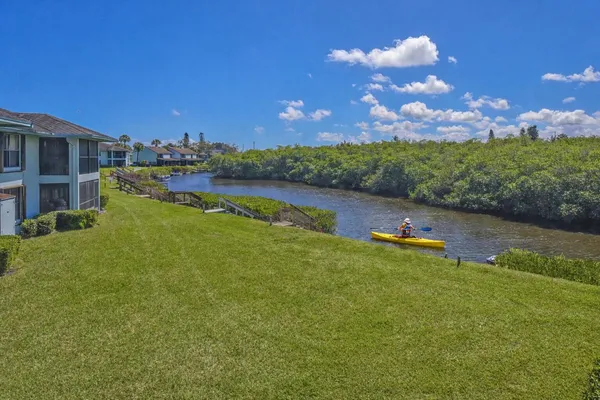 a view of house with a yard