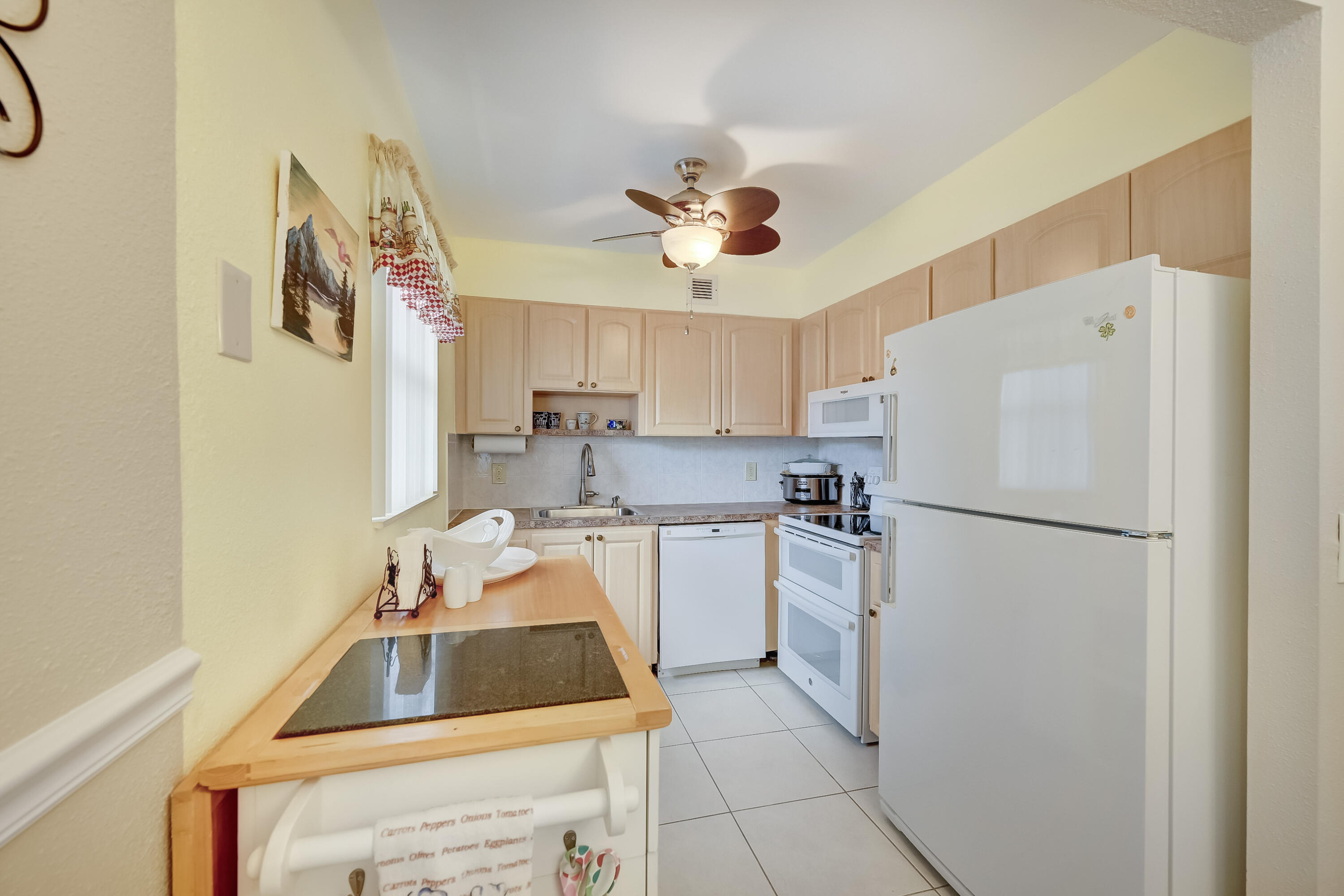601 Monaco Way, Unit M Delray Beach, FL 33446 - Photo 2 of 14 Kitchen 1