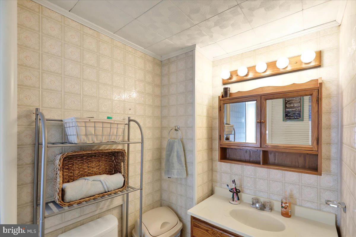 258 East Walnut Street Kutztown, PA 19530 - Photo 13 of 30 a bathroom with a sink toilet and mirror