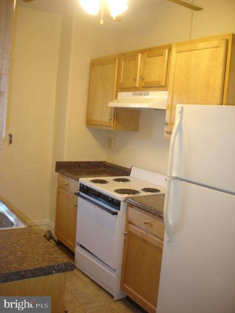 260 Verbeke Street Harrisburg, PA 17102 - Photo 13 of 20 Apt #2 kitchen