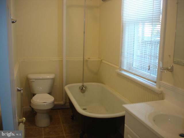 260 Verbeke Street Harrisburg, PA 17102 - Photo 14 of 20 Apt #2 bathroom