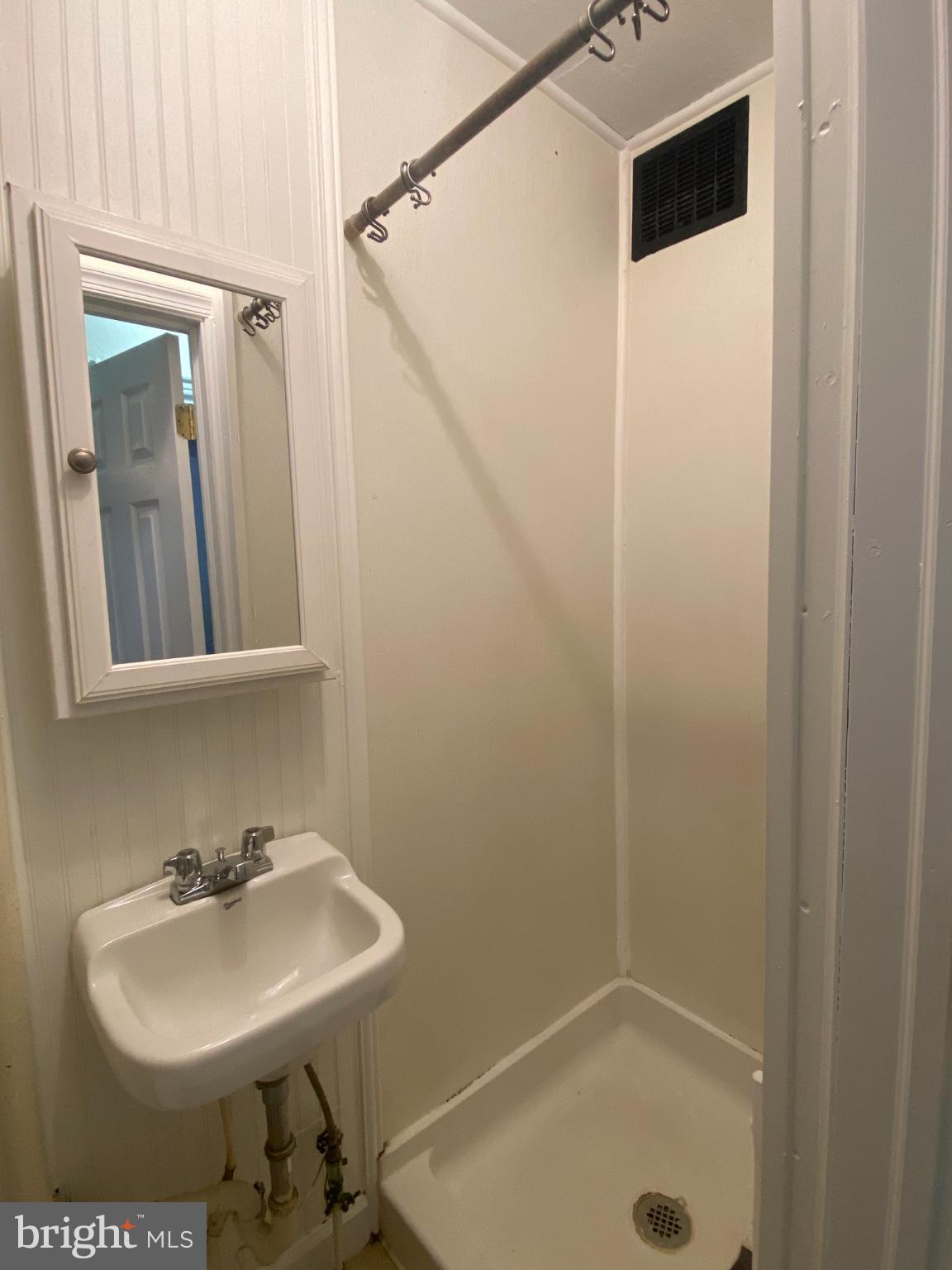 260 Verbeke Street Harrisburg, PA 17102 - Photo 17 of 20 Apt #3 bathroom