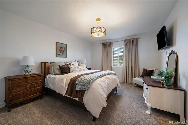 a en suite bathroom with a double vanity sink and a mirror