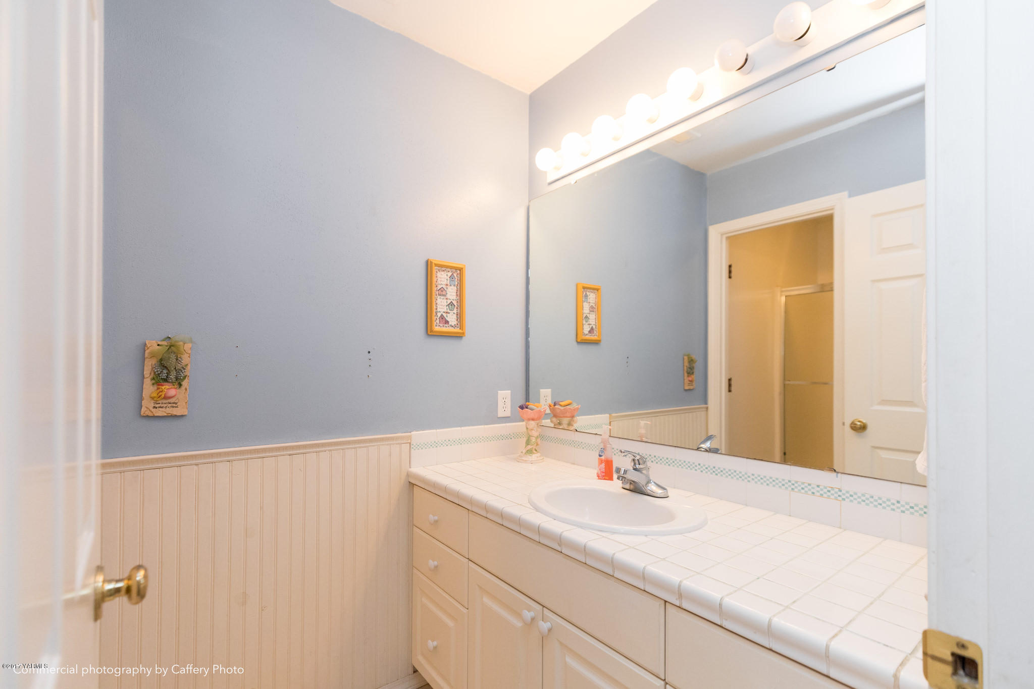 601 Hancock Road Cowiche, WA 98923 - Photo 13 of 28 a bathroom with a sink and a mirror