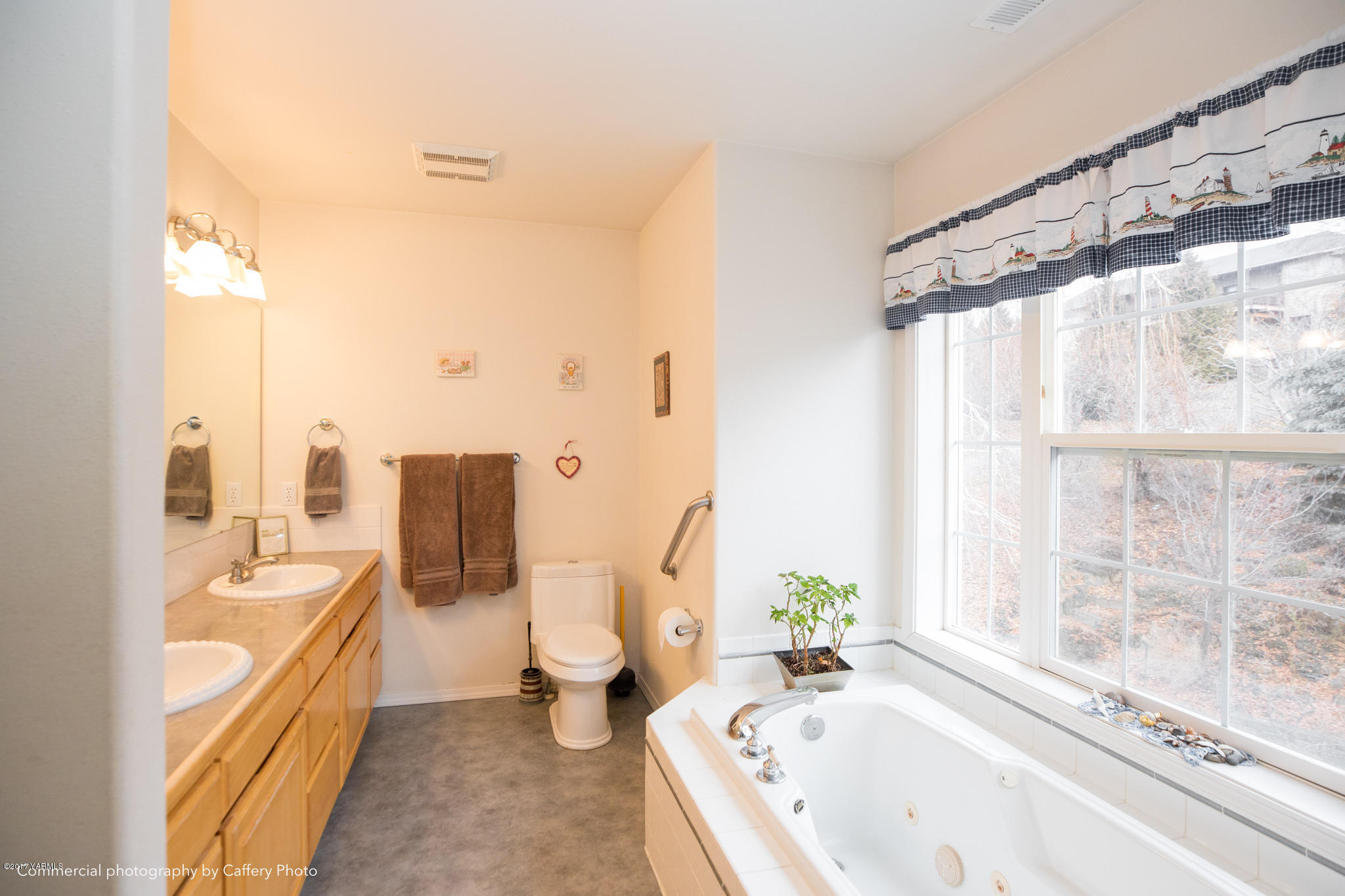 601 Hancock Road Cowiche, WA 98923 - Photo 17 of 28 a bathroom with a tub a sink and a large mirror next to a window
