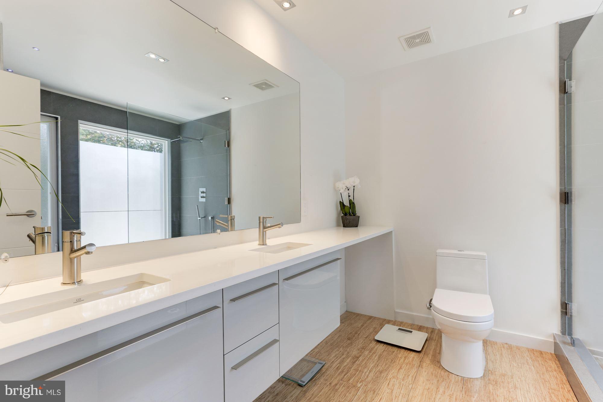 5020 Overlook Road Northwest Washington, DC 20016 - Photo 18 of 30 Bath (Master)