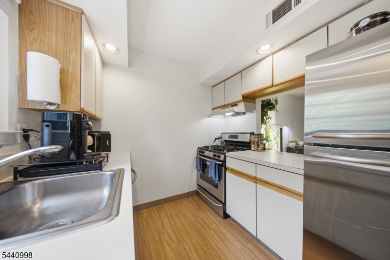 609 Mark Twain Way Mahwah, NJ 07430 - Photo 2 of 40 a kitchen with a sink stove and refrigerator