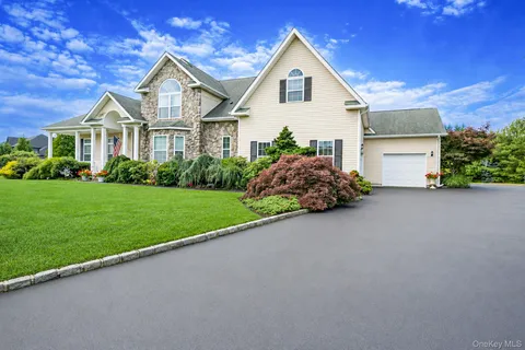 $999,000 | 6 Westover Court, Shoreham, NY 11786