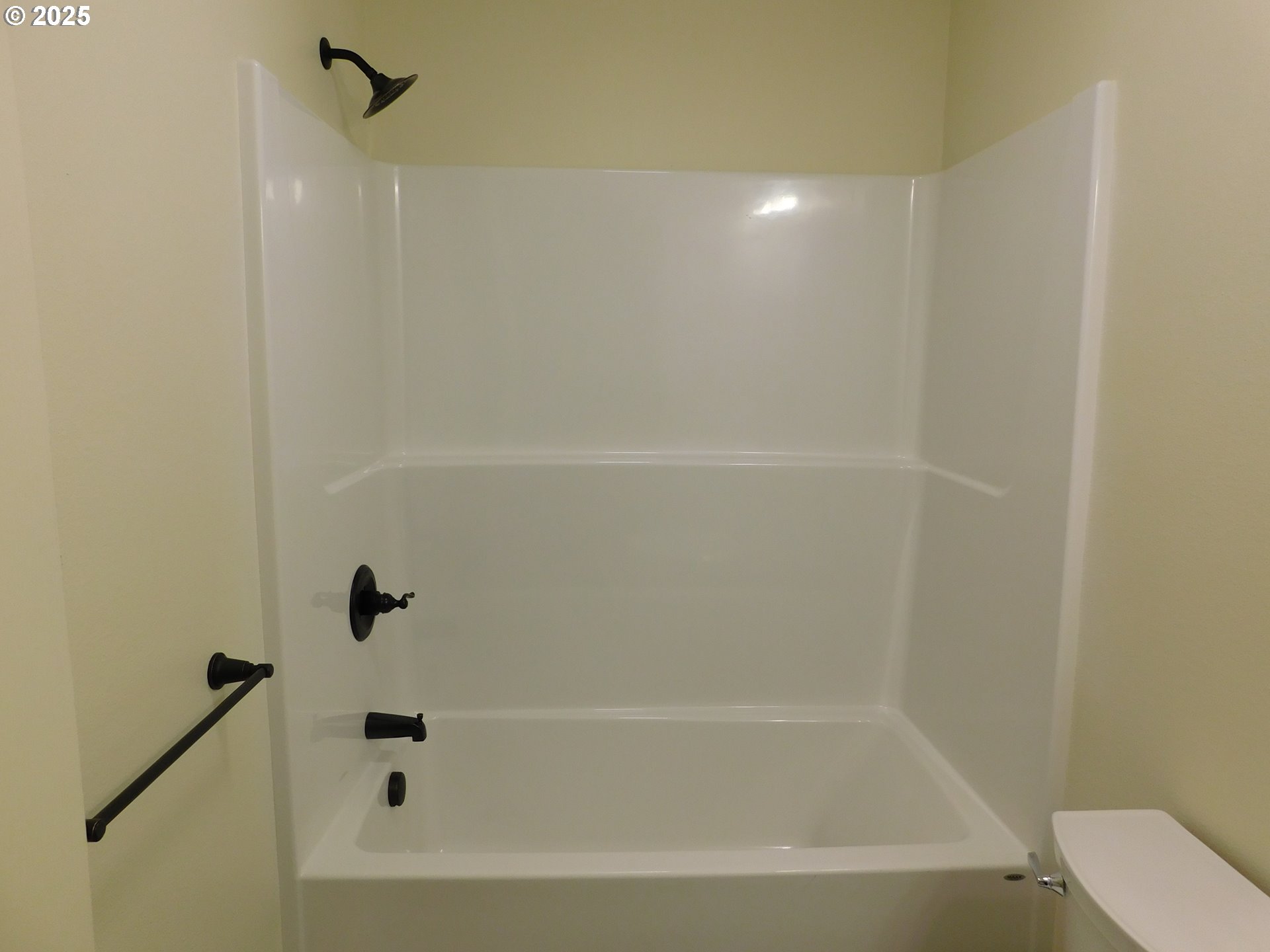 130 East Date Street Powers, OR 97466 - Photo 17 of 29 a bathroom with a bathtub