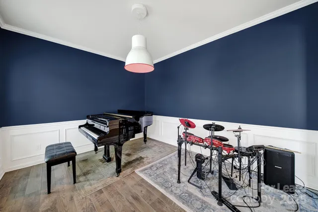 a view of a livingroom with furniture