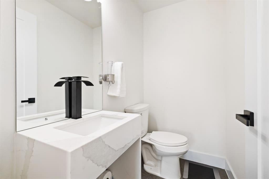 5942 Prospect Avenue Dallas, TX 75206 - Photo 22 of 25 Bathroom with toilet and vanity