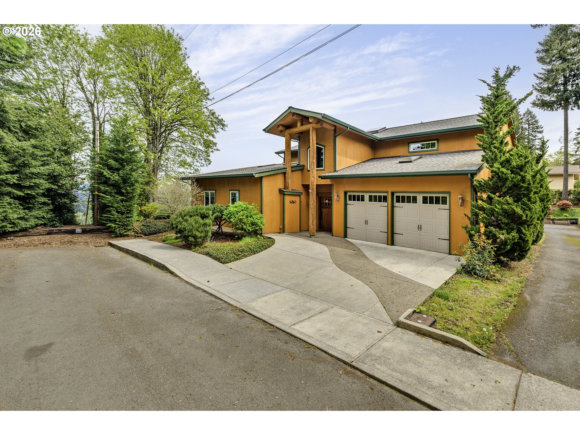 16860 Hoffman Avenue Sandy, OR 97055 - Photo 2 of 47 a front view of a house with garden