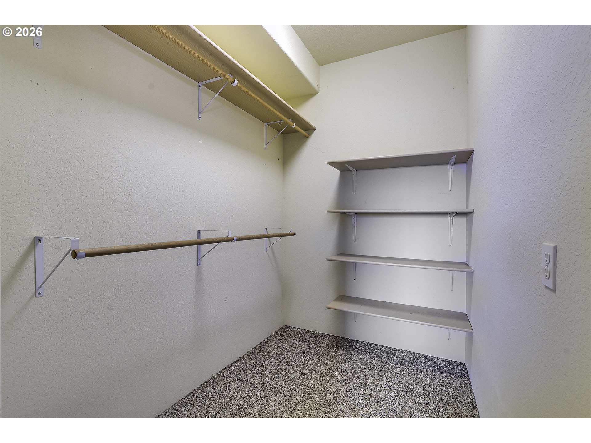 16860 Hoffman Avenue Sandy, OR 97055 - Photo 22 of 47 a view of an empty walk in closet