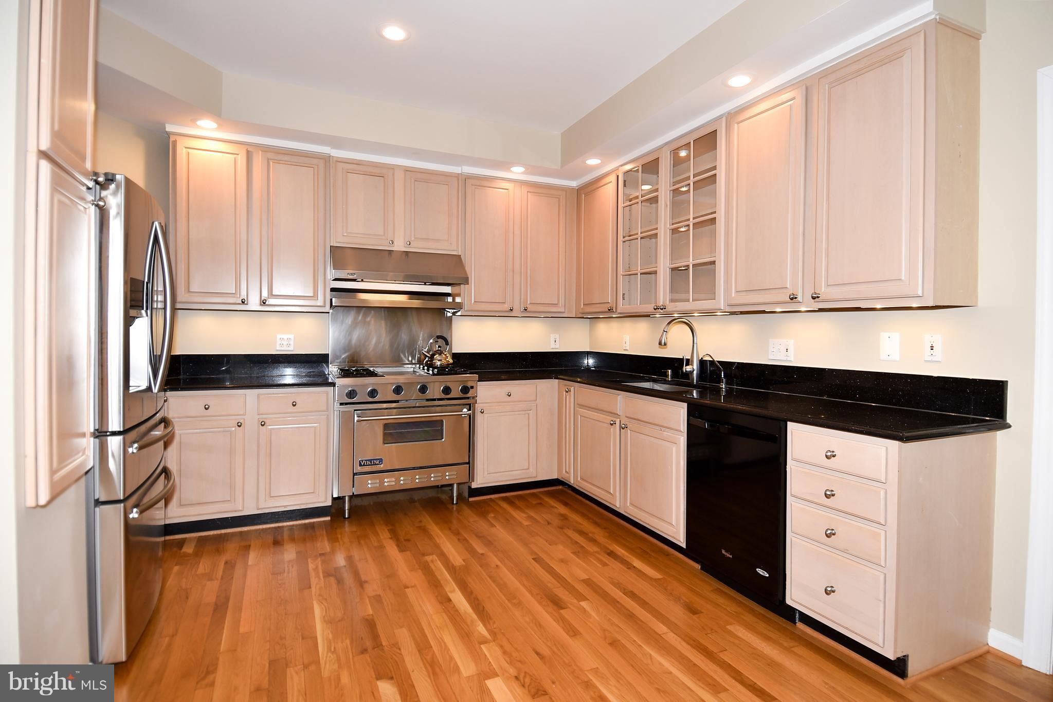 2763 Cody Road Vienna, VA 22181 - Photo 9 of 30 Granite, Gas Viking Stove, Under Cabinet Lighting