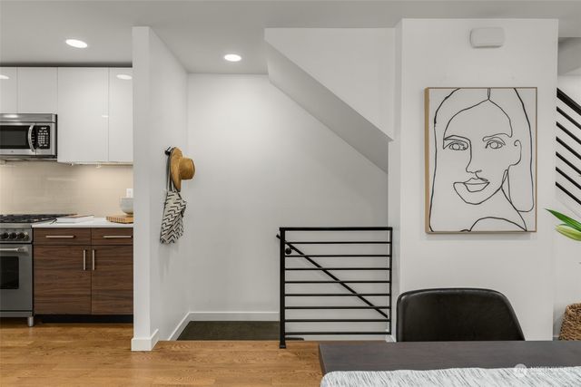 a view of entryway and kitchen