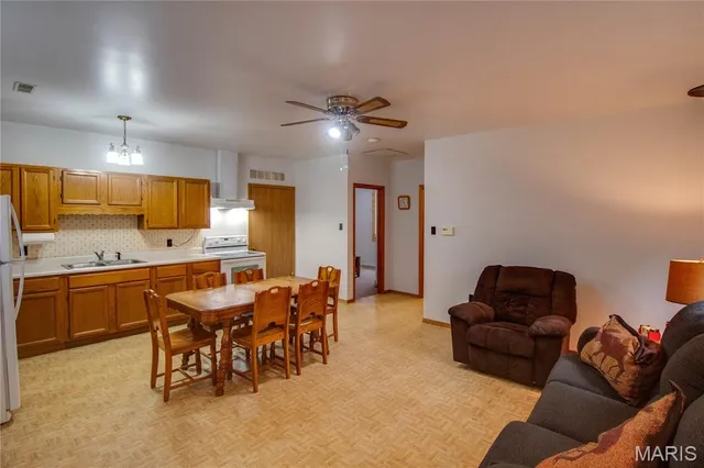 $184,900 | 986 Franklin Hill Road, Hardin, IL 62047