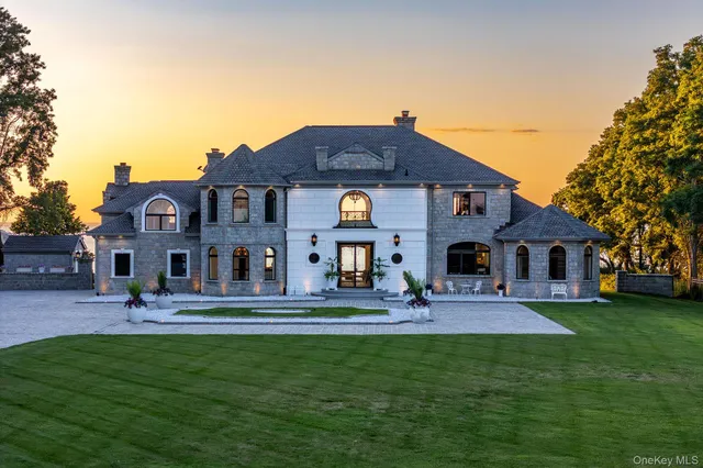 $7,500,000 | 3875 Hallock Lane, Mattituck, NY 11952