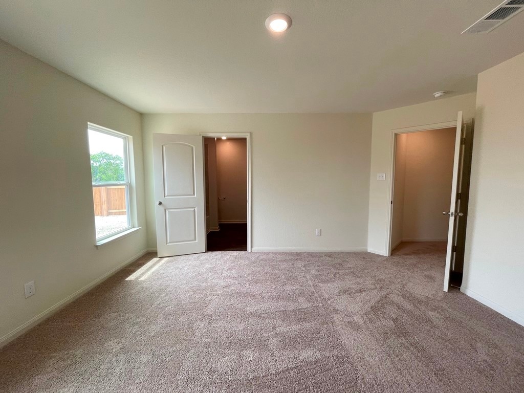 168 Allington Circle Jarrell, TX 76537 - Photo 31 of 40 an empty room with windows and closet