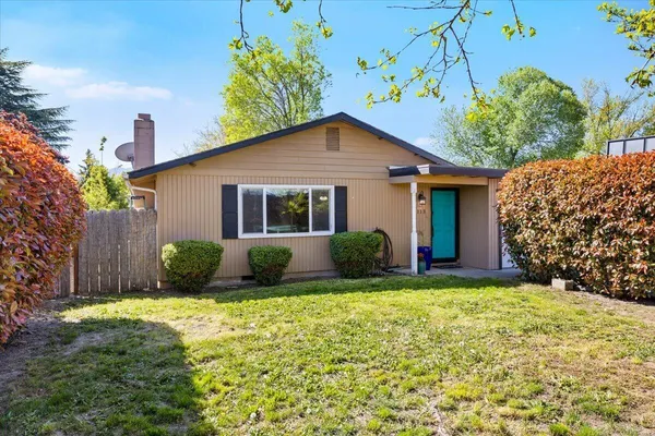 a view of a house with backyard and garden