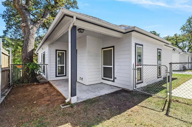 a view of a house with backyard