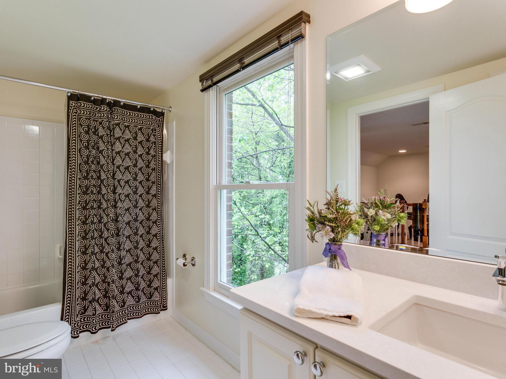 6400 Oak Meadow Way McLean, VA 22101 - Photo 23 of 30 Bath