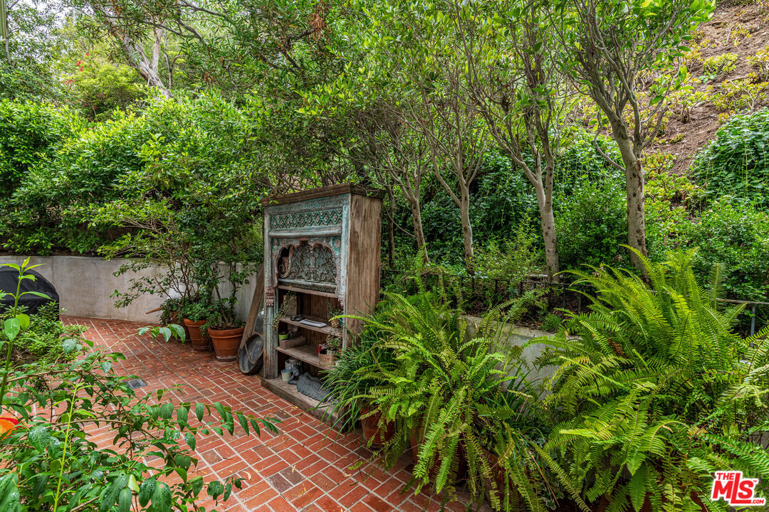 1438 San Ysidro Drive Beverly Hills, CA 90210 - Photo 18 of 40 an outdoor space with seating