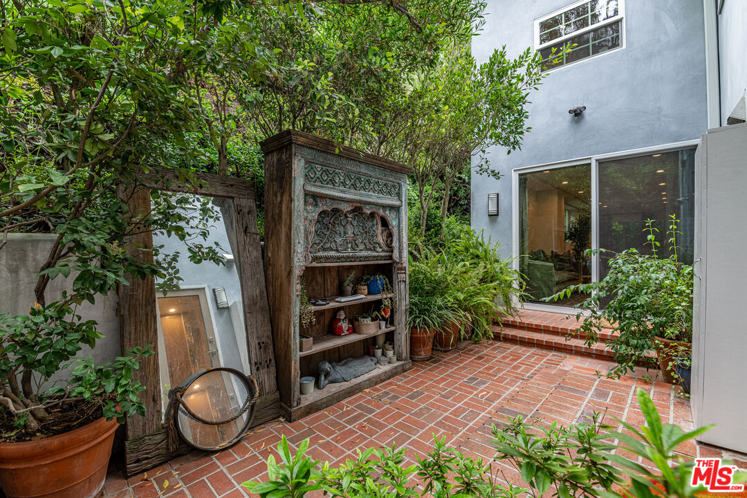 1438 San Ysidro Drive Beverly Hills, CA 90210 - Photo 19 of 40 a front view of a house with garden