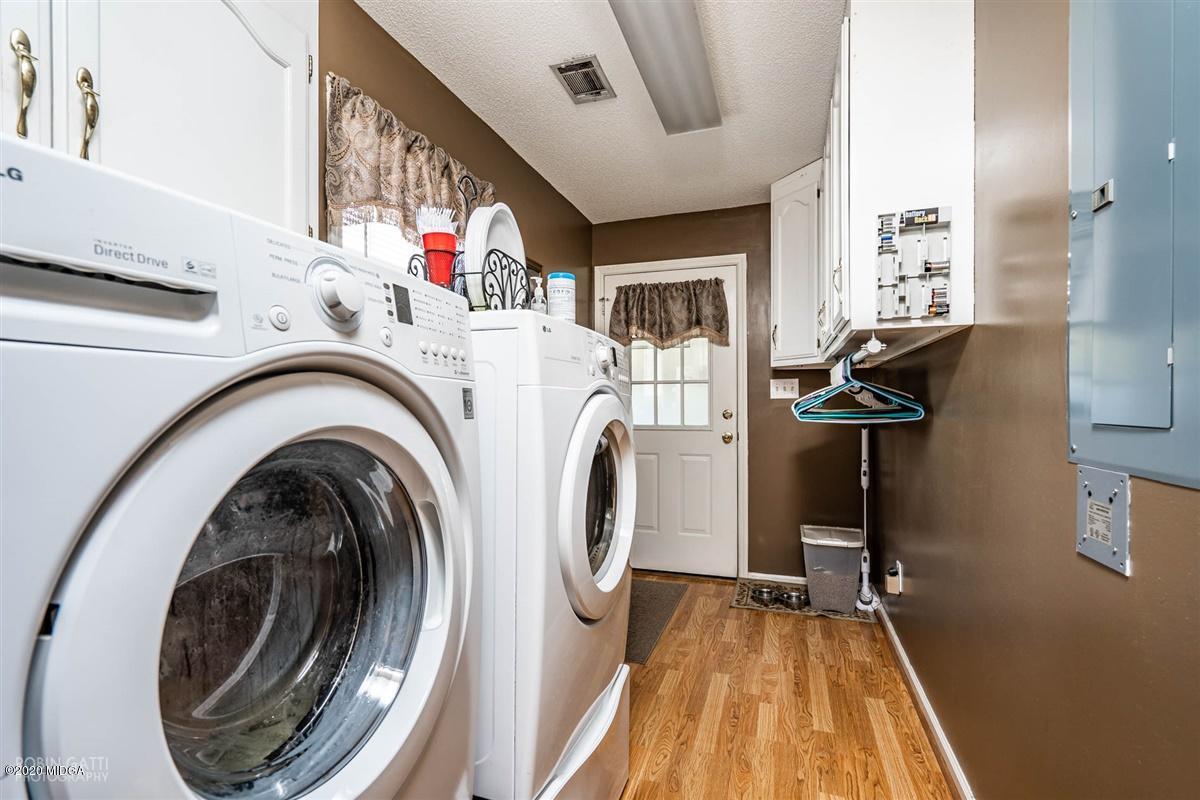 6180 Skipperton Road Macon, GA 31216 - Photo 11 of 37 a view of livingroom with washer and dryer